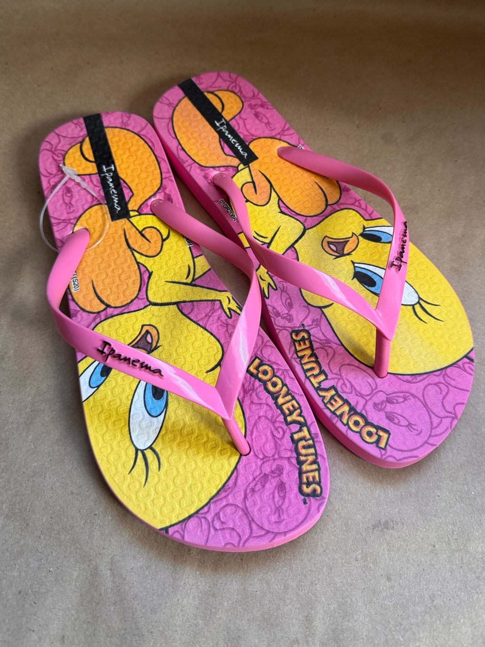 NWOT Ipanema Tweety Bird Flip Flops. Side 9